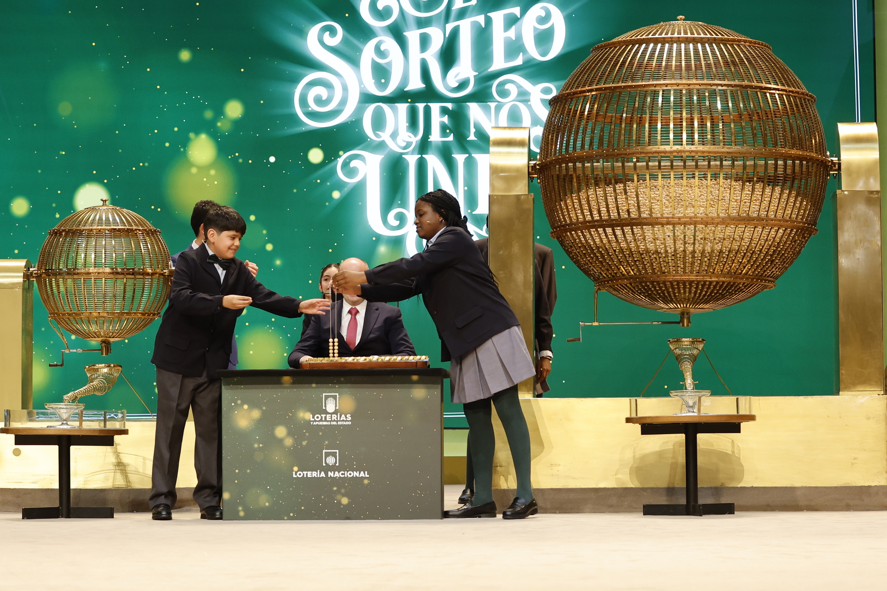 Dos nios de San Ildefonso cantando los premios del sorteo de la Lotera de Navidad, durante la pasada edicin 2023.