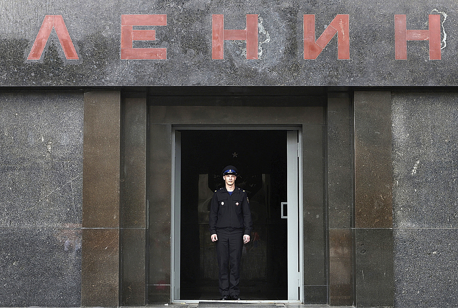 Un agente de la polica custodia la entrada al Mausoleo de Lenin en la Plaza Roja de Mosc.