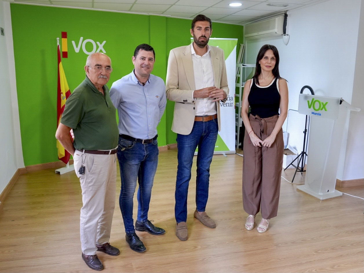 El presidente provincial de VOX en Murcia, Jose Ángel Anteloacompañado de Alberto Garre (i) y Eugenia Sánche.